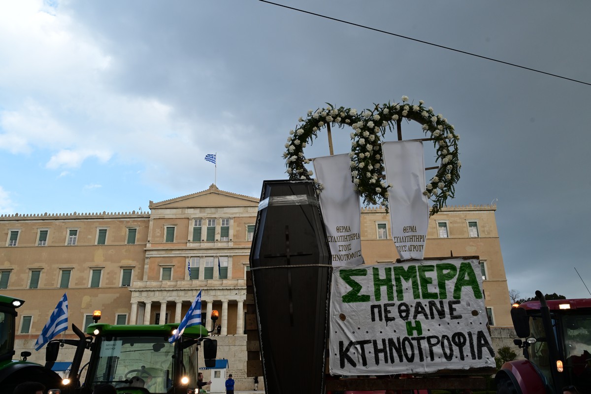 Στη Βουλή τα τρακτέρ – Χιλιάδες αγρότες για το συλλαλητήριο (ΦΩΤΟΡΕΠΟΡΤΑΖ)
