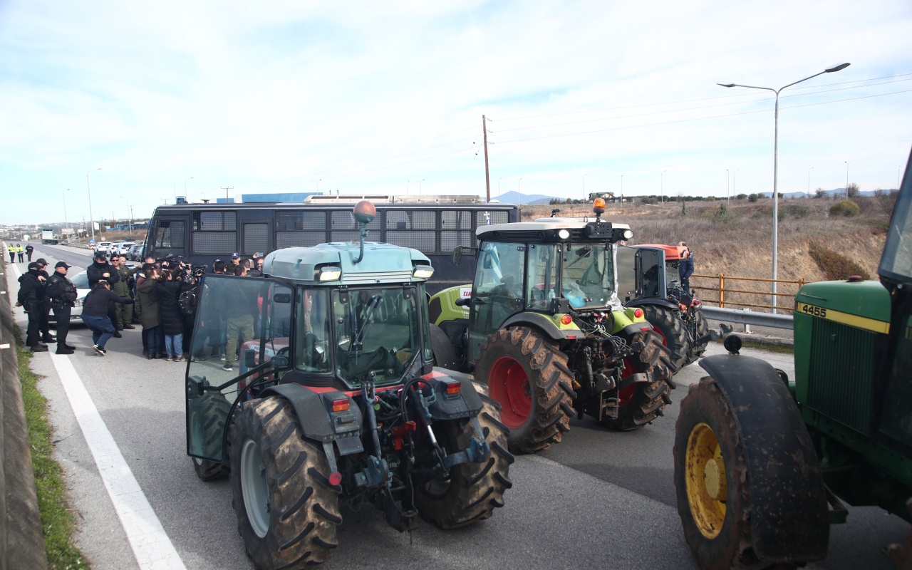 Στους δρόμους βγαίνουν σήμερα οι αγρότες – Πού θα στηθούν τα μπλόκα