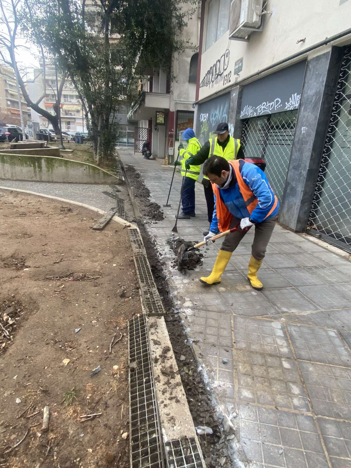 Δήμος Θεσσαλονίκης: Πλύσιμο και αποφράξεις φρεατίων στην Ε’ δημοτική κοινότητα (ΦΩΤΟ)