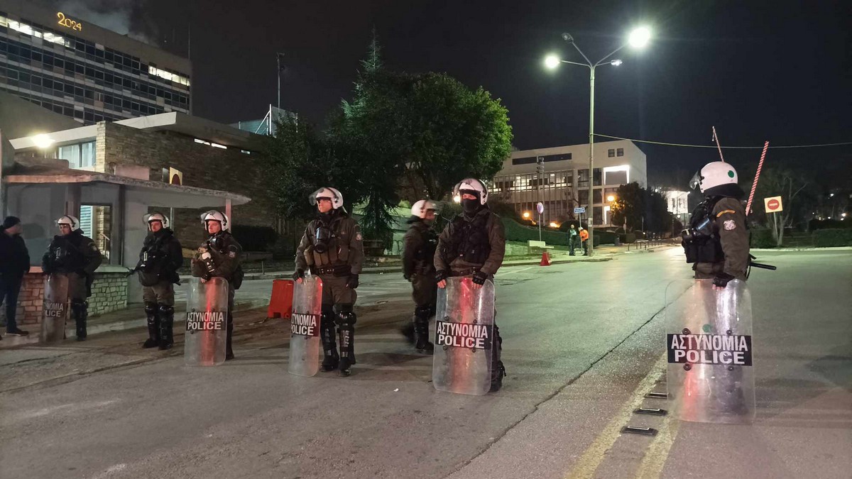 ΑΠΘ: Aστυνομική επιχείρηση για εκκένωση της κατάληψης στη Νομική (ΦΩΤΟ+VIDEO)