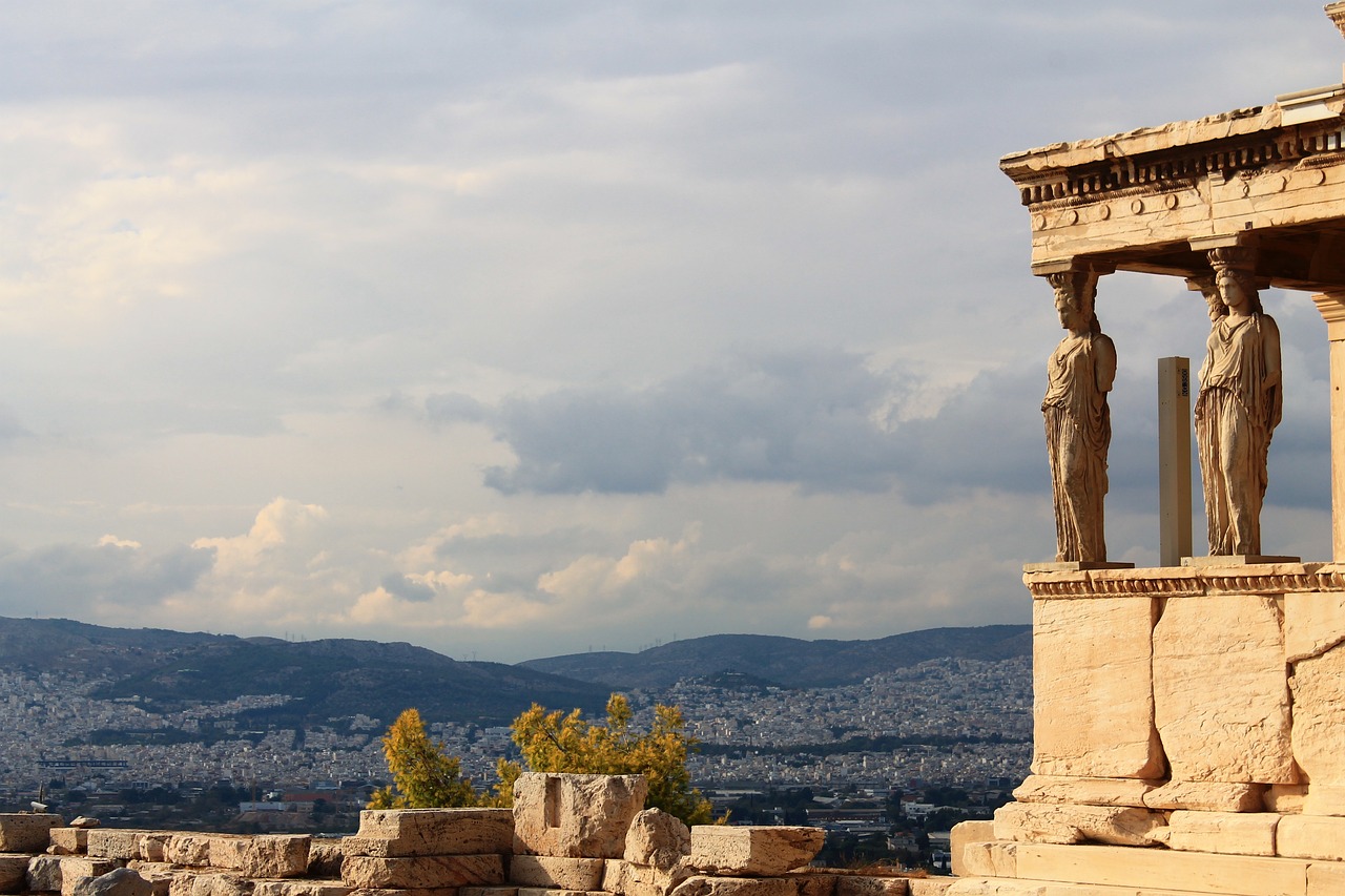 Τουρίστρια πιάστηκε… να ερωτοτροπεί με ιστορικό άγαλμα (ΦΩΤΟ)