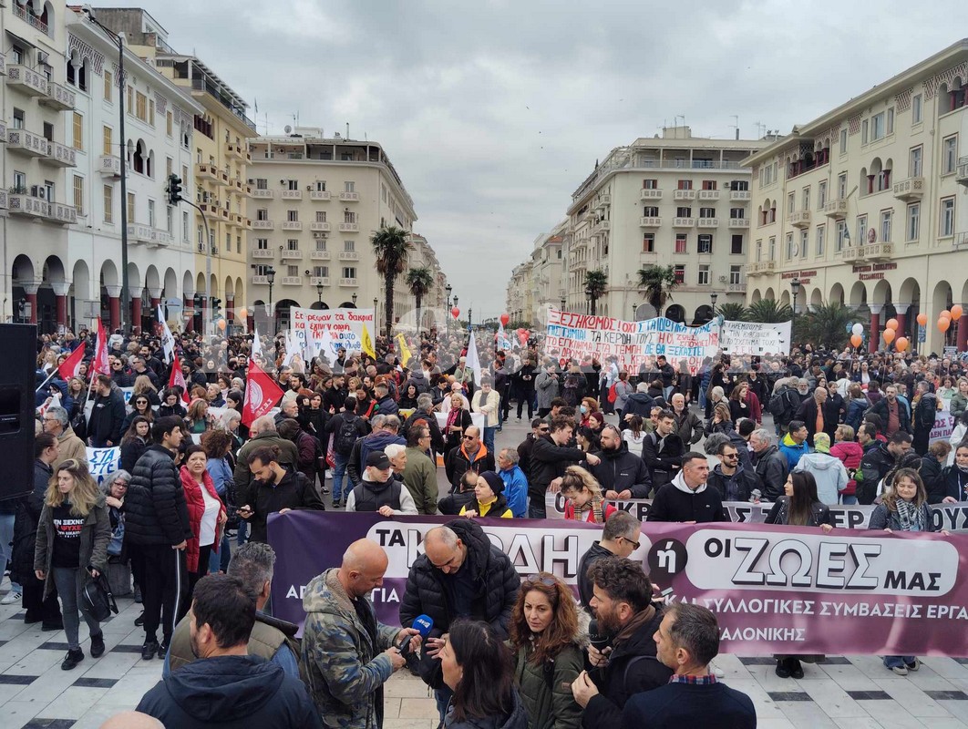 «Tα κέρδη τους ή οι ζωές μας»: Ηχηρό το μήνυμα από Θεσσαλονίκη για τον ένα χρόνο από το έγκλημα στα Τέμπη (ΦΩΤΟ+VIDEO)