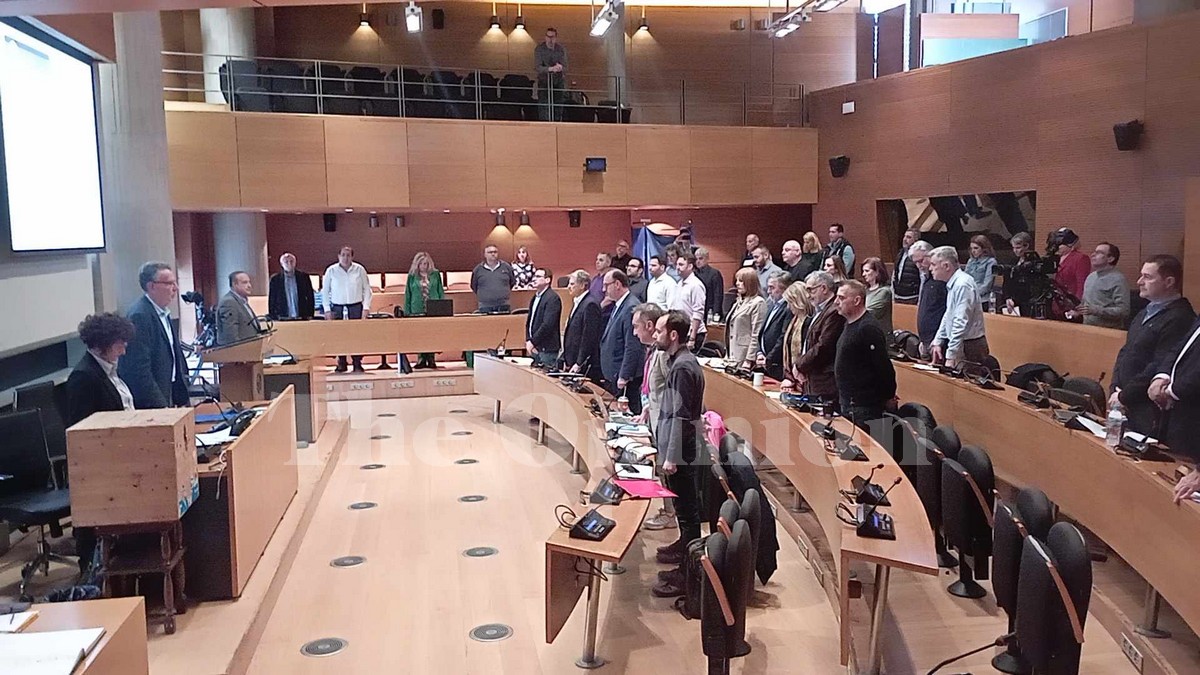 Ενός λεπτού σιγή για τα θύματα των Τεμπών στο δημοτικό συμβούλιο (VIDEO)
