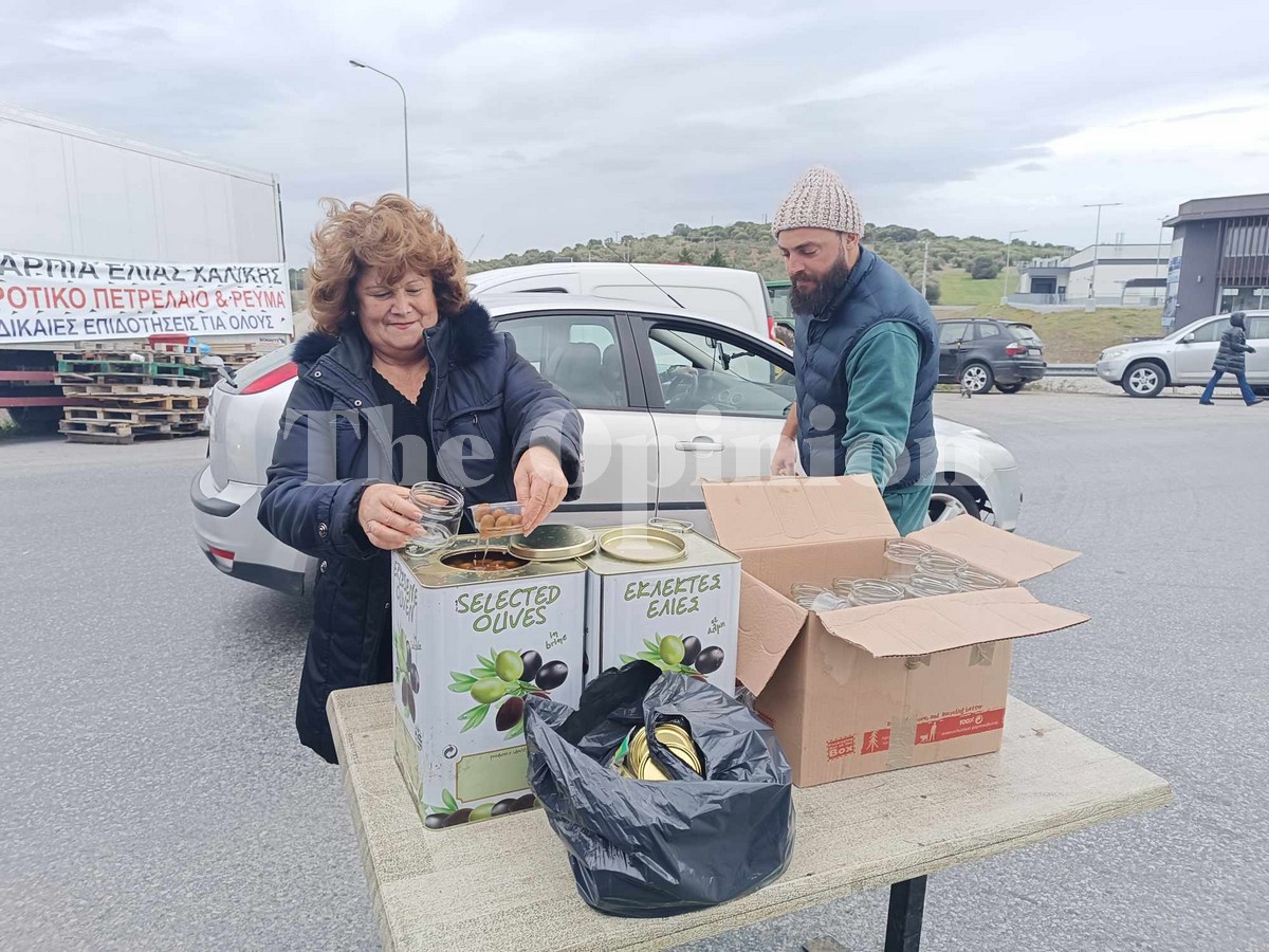 Επί ποδός στα μπλόκα οι αγρότες της Χαλκιδικής – Μοιράζουν ελιές σε οδηγούς (ΦΩΤΟ – VIDEO)