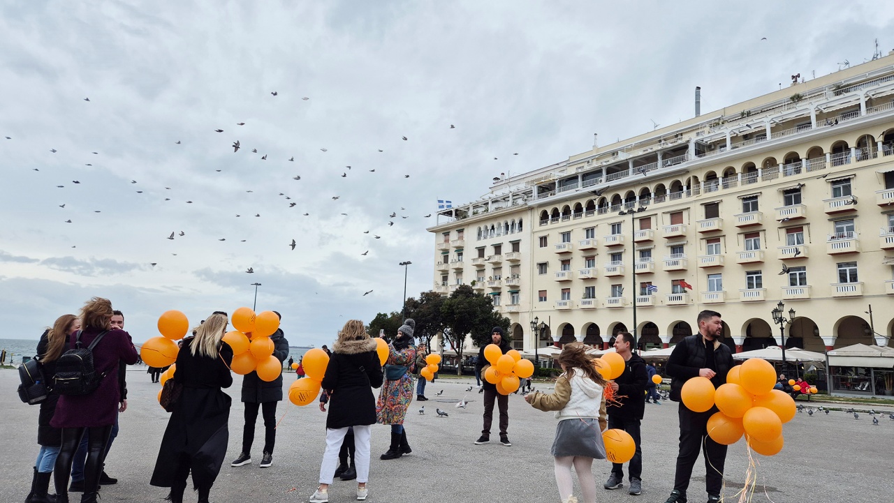 Η Αριστοτέλους γέμισε χρώμα πορτοκαλί, καρδιές και αγάπη