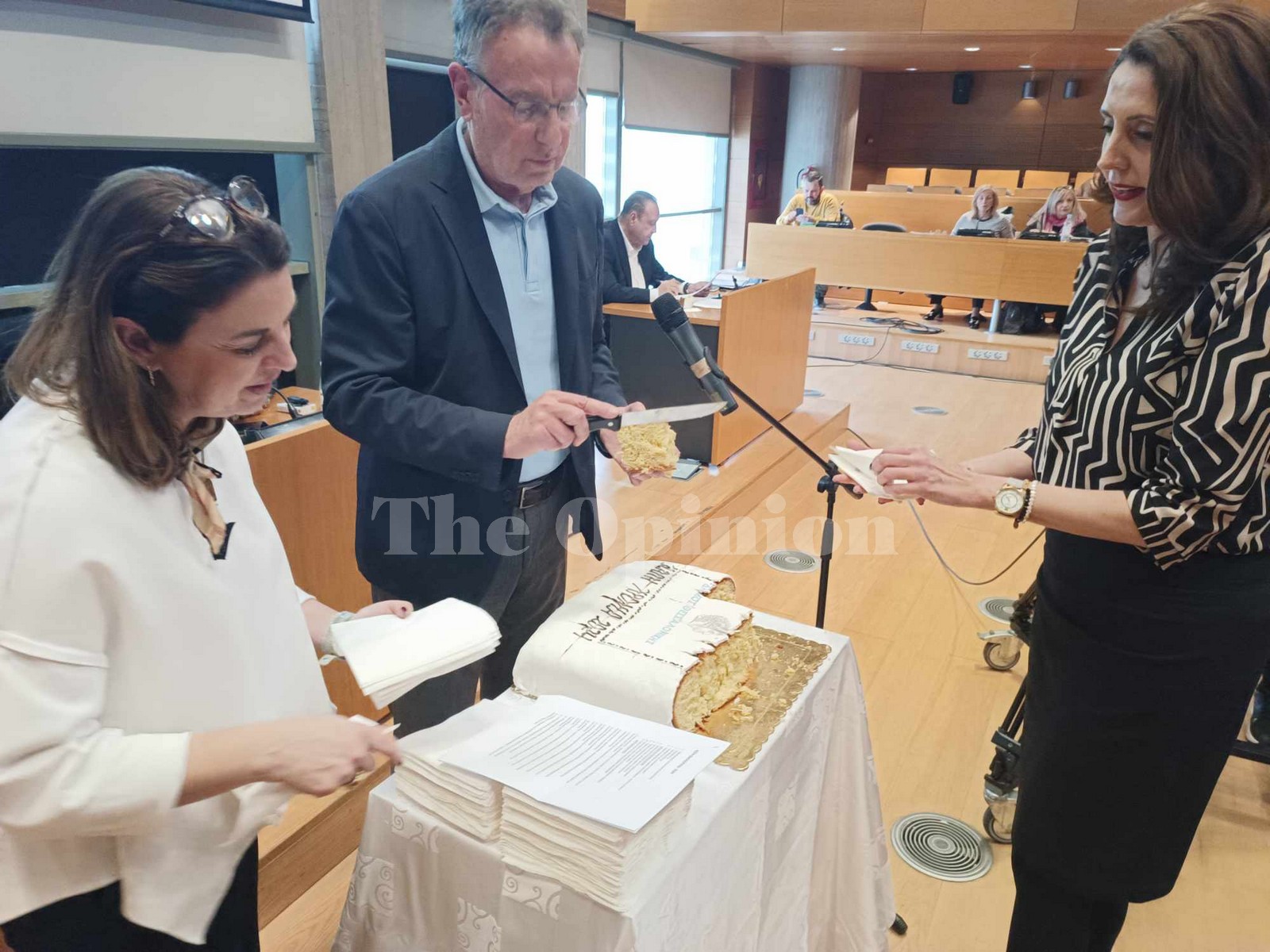 Η πίτα και οι τυχεροί του δημοτικού συμβουλίου Θεσσαλονίκης (ΦΩΤΟ)