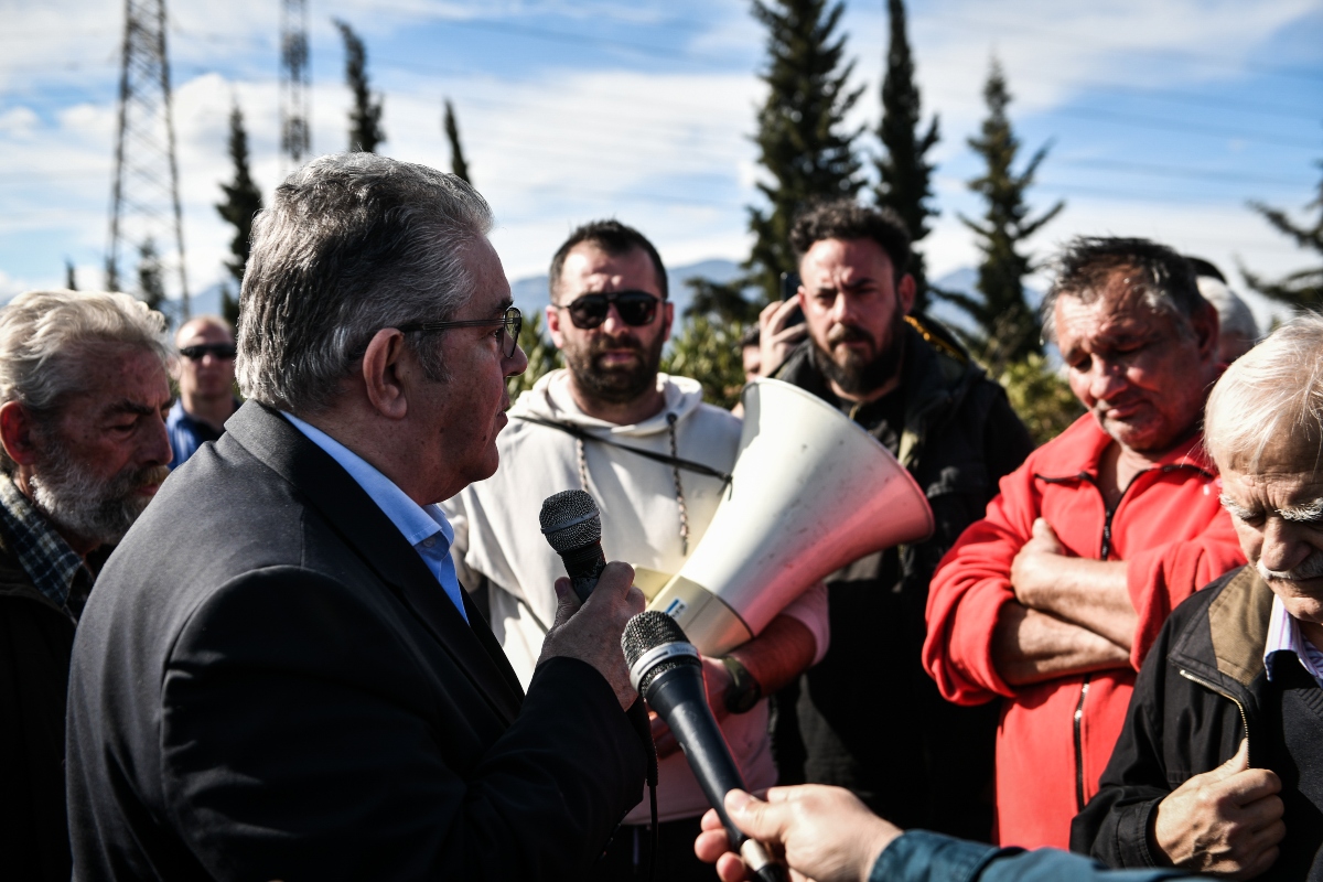 Στα μπλόκα των αγροτών ο Κουτσούμπας -«Δίκαιος ο αγώνας τους» (ΦΩΤΟ)
