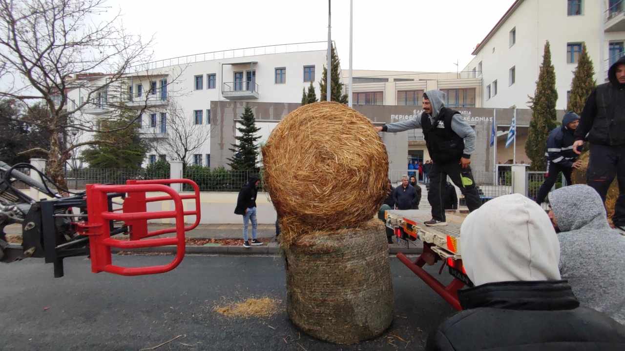 Άχυρα και…κοπριά στο κτίριο της Περιφέρειας Δυτ. Μακεδονίας από τους αγρότες της περιοχής (ΦΩΤΟ-VIDEO)