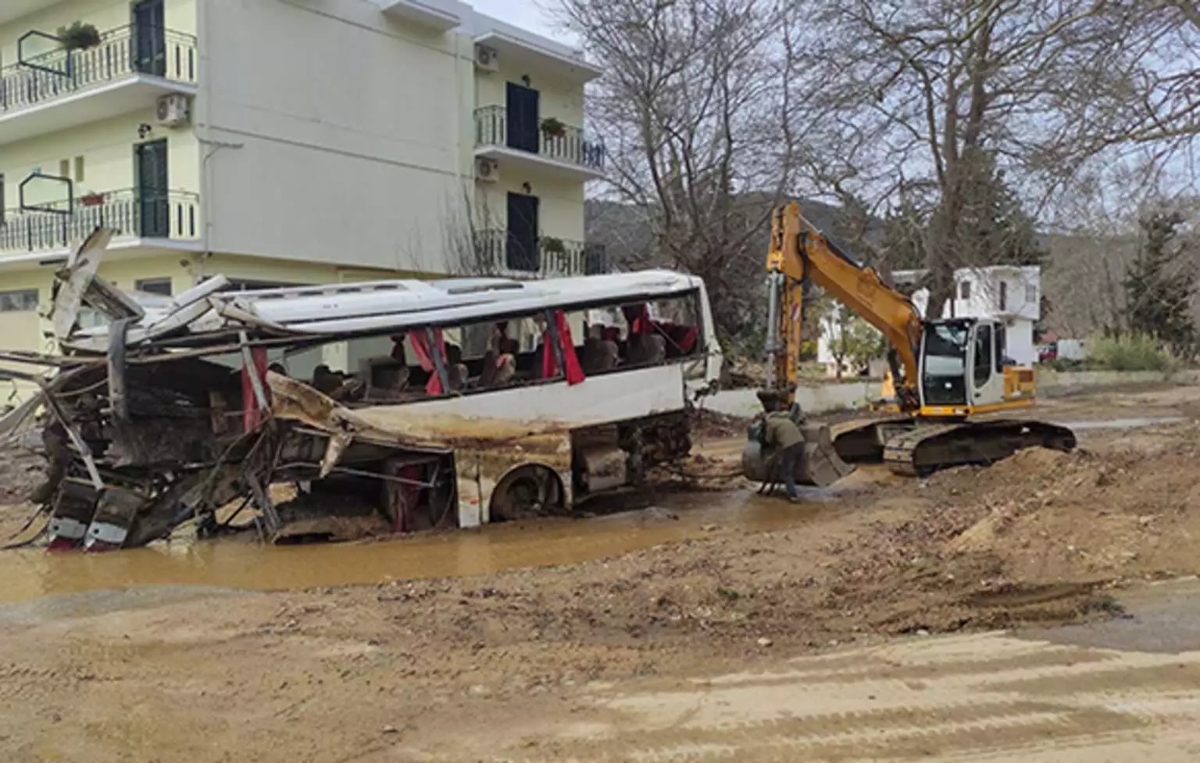 Κακοκαιρία Daniel: Κατεδαφίστηκε η πολυκατοικία που στηριζόταν σε λεωφορείο