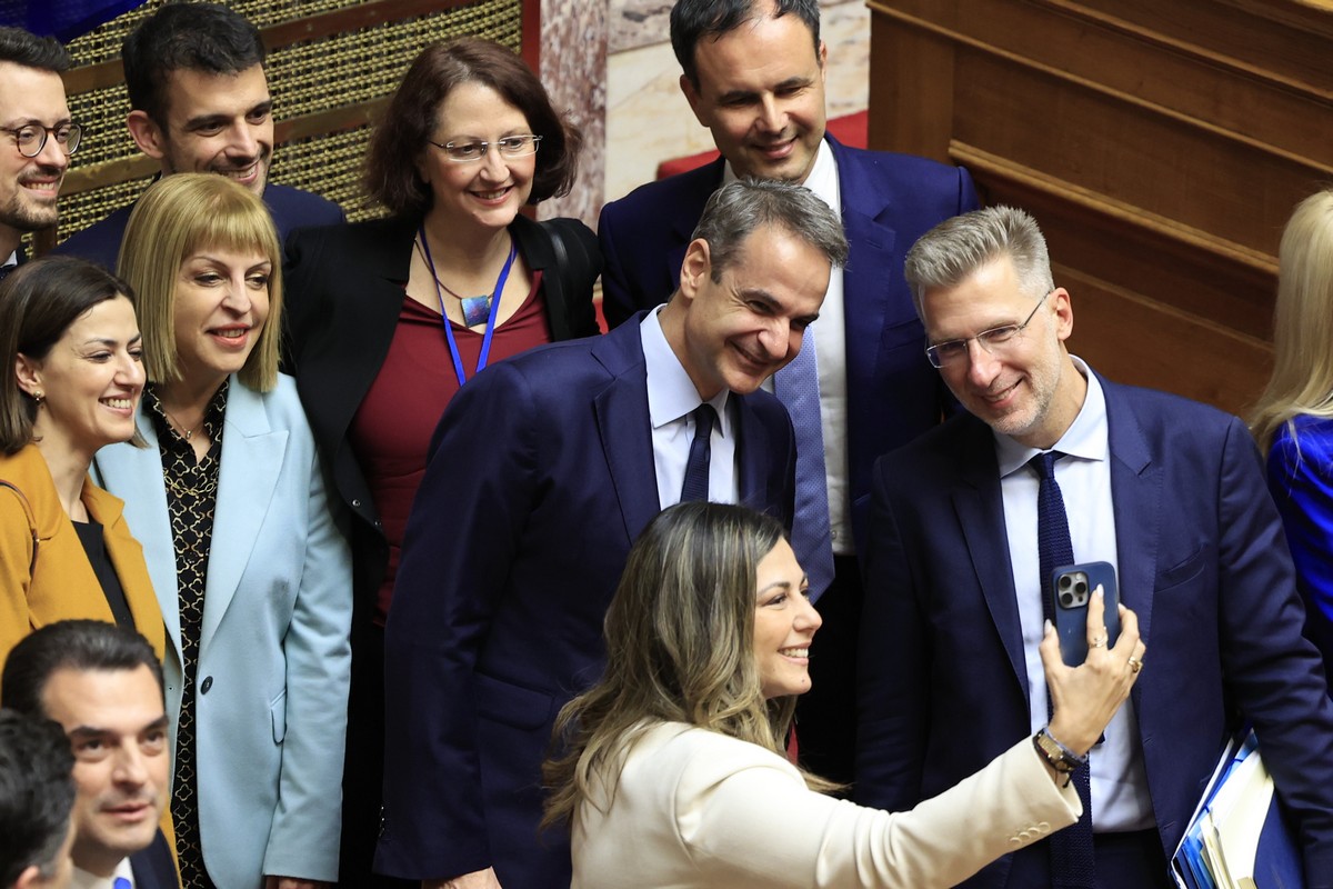 Η κυριαρχία Μητσοτάκη και το κενό στην Κεντροαριστερά – Η πολιτική διάσταση του νομοσχεδίου για τα ομόφυλα ζευγάρια (audio)