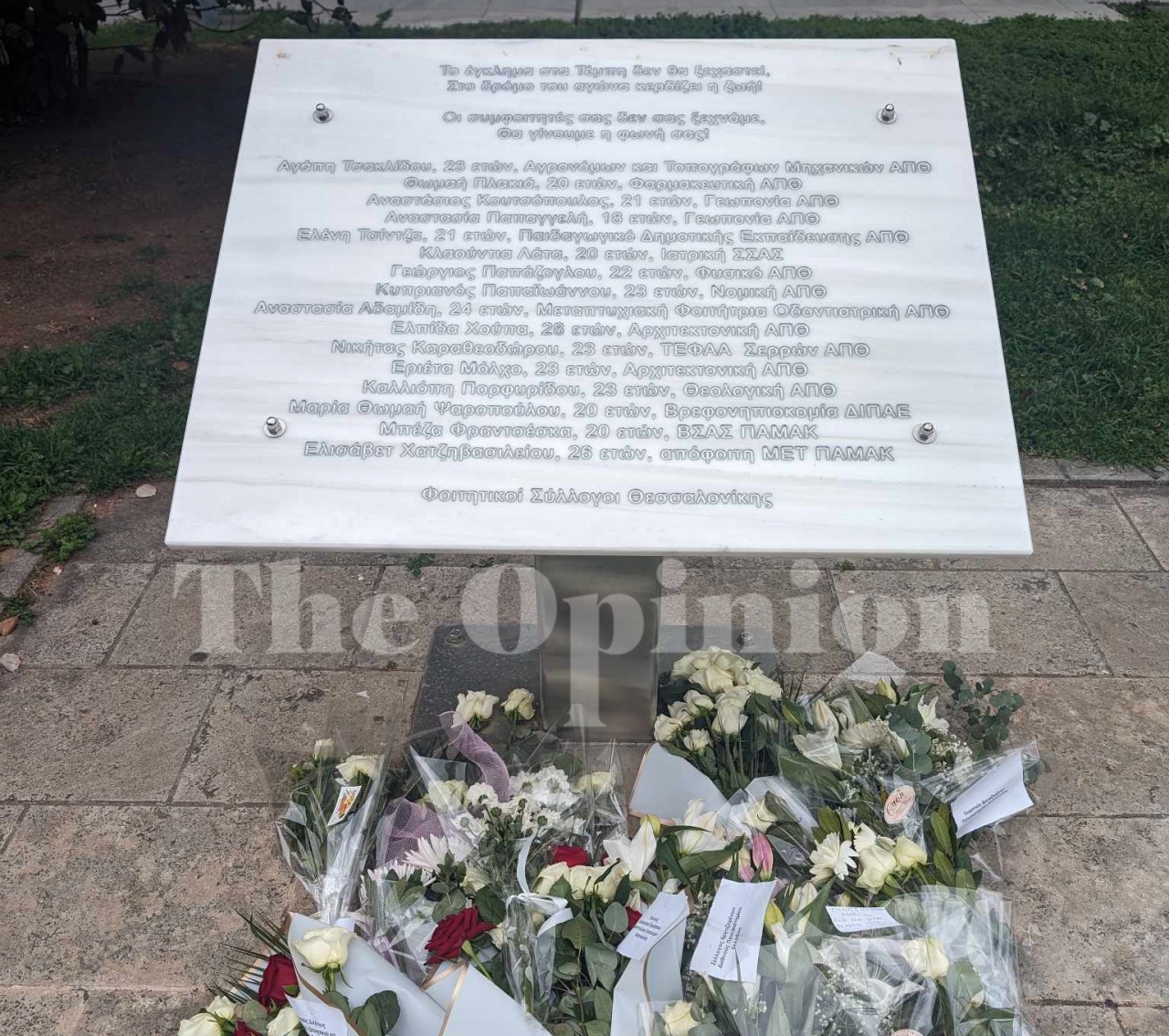 Τραγωδία Τέμπη: Λουλούδια στο μνημείο εντός ΑΠΘ για τους αδικοχαμένους φοιτητές (ΦΩΤΟ)