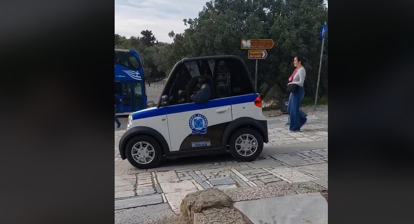 Αυτό είναι το μικρότερο περιπολικό της ΕΛ.ΑΣ. που άφησε άναυδους τους τουρίστες (VIDEO)