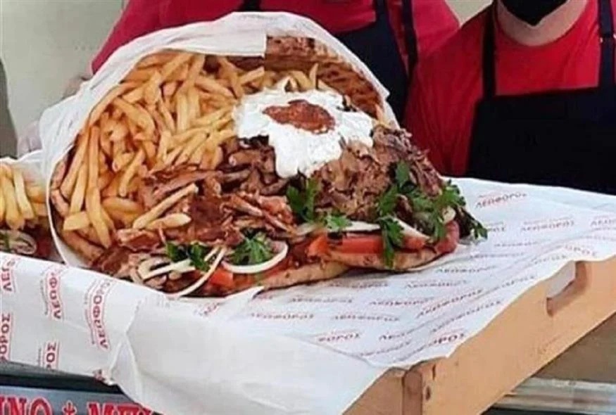 Άγιος Βαλεντίνος: Σουβλατζίδικο προσφέρει πιτόγυρο «ανθοδέσμη» που ζυγίζει 8,5 κιλά!