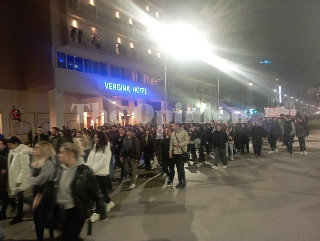 «Το έγκλημα  δεν θα ξεχαστεί»: Μεγαλειώδης πορεία για τα Τέμπη στη Θεσσαλονίκη (ΦΩΤΟ – VIDEO)