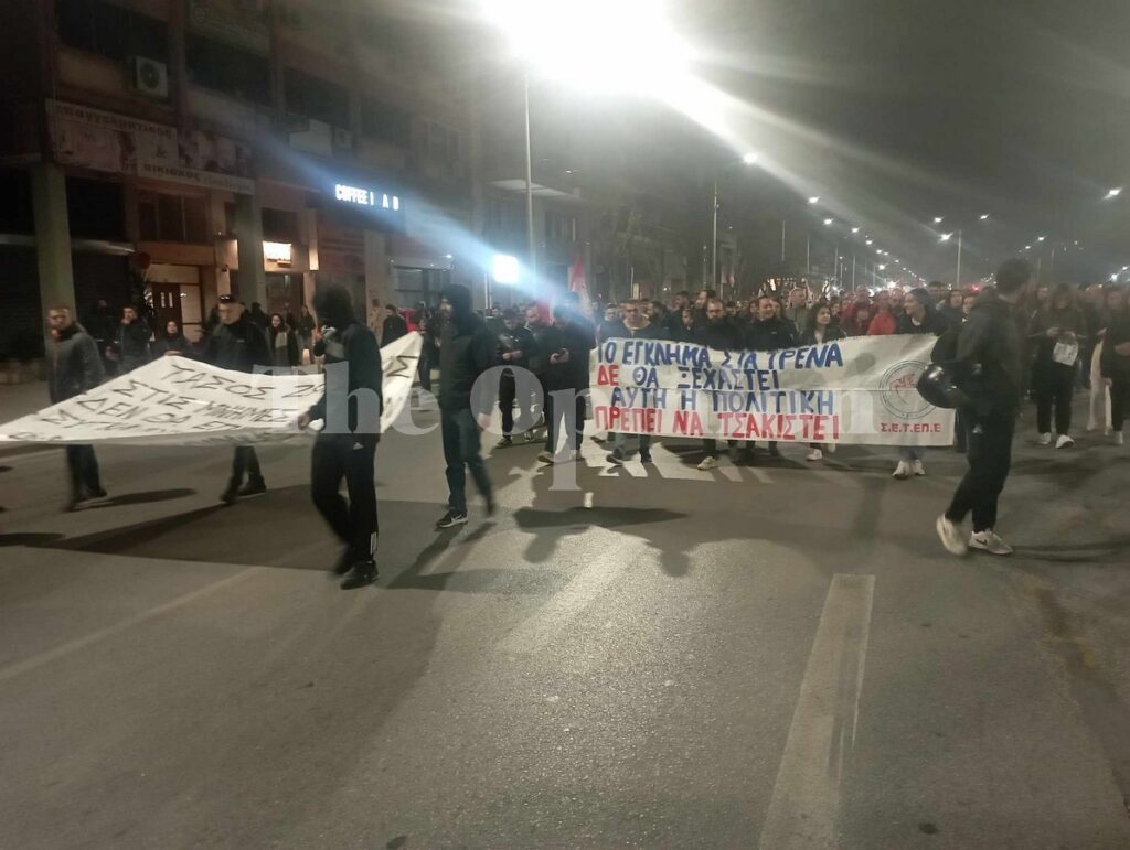 «Το έγκλημα  δεν θα ξεχαστεί»: Μεγαλειώδης πορεία για τα Τέμπη στη Θεσσαλονίκη (ΦΩΤΟ – VIDEO)