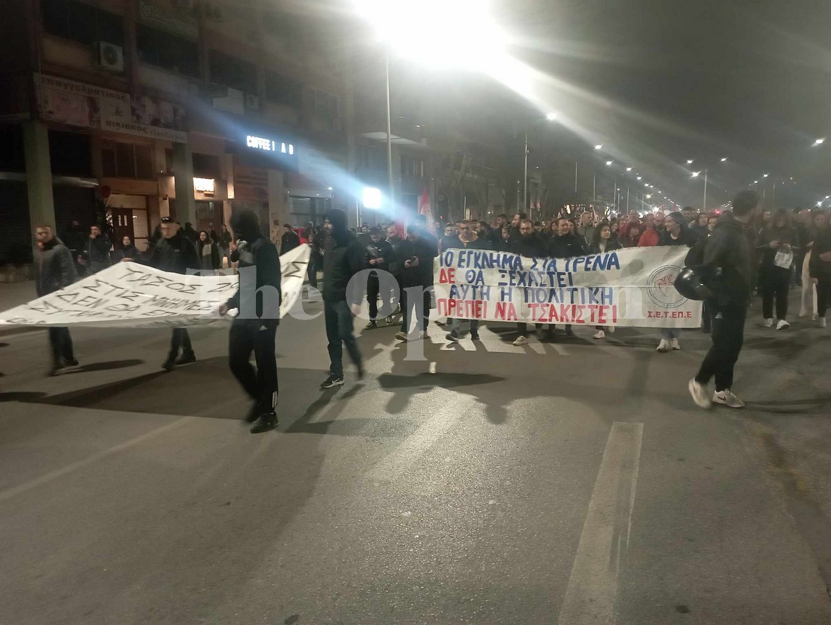 «Το έγκλημα  δεν θα ξεχαστεί»: Μεγαλειώδης πορεία για τα Τέμπη στη Θεσσαλονίκη (ΦΩΤΟ – VIDEO)