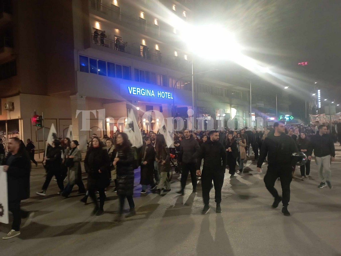 «Το έγκλημα δεν θα ξεχαστεί»: Μεγαλειώδης πορεία για τα Τέμπη στη Θεσσαλονίκη (ΦΩΤΟ – VIDEO)