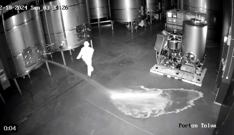 Σαμποτάζ 2 εκατ. ευρώ σε οινοποιείο – Όσα κατέγραψε κάμερα ασφαλείας (VIDEO)