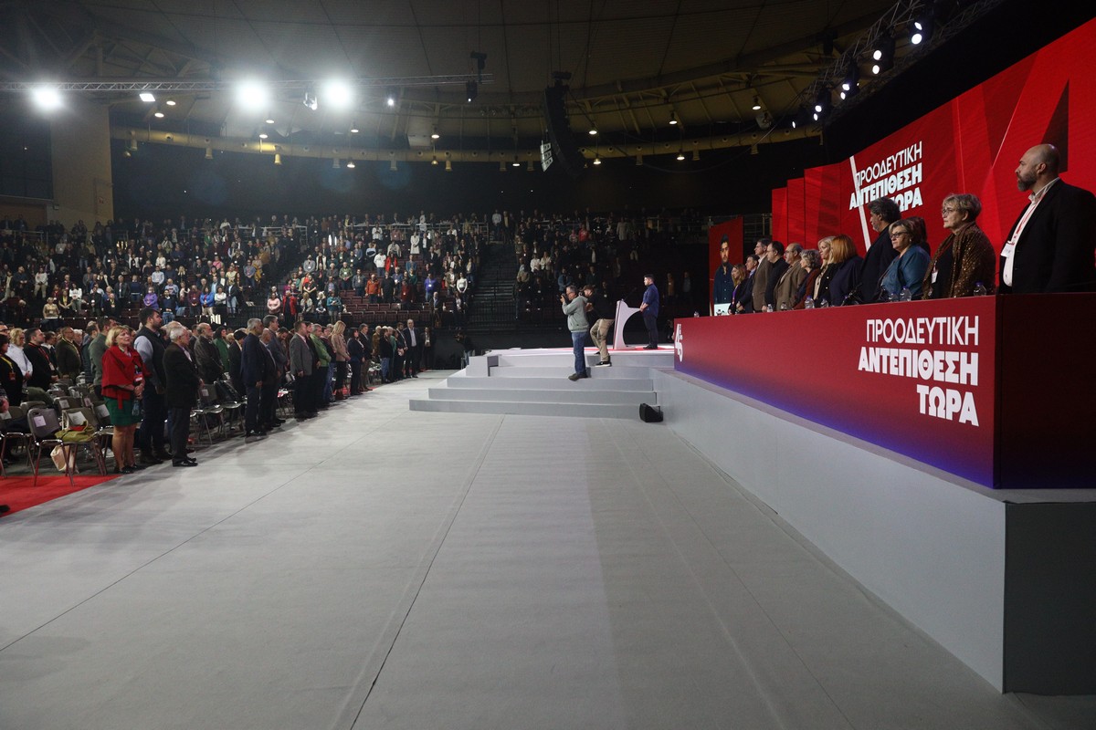 Συνέδριο ΣΥΡΙΖΑ: Ενός λεπτού σιγή για τα θύματα των Τεμπών