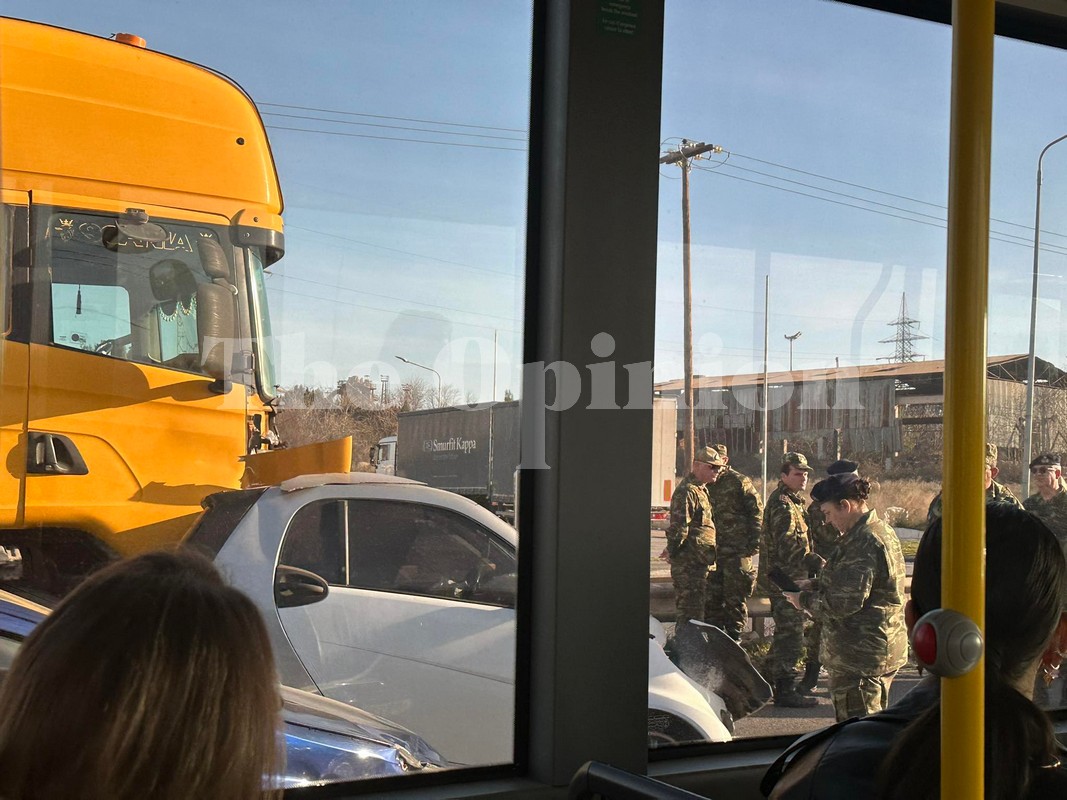 Θεσσαλονίκη: Σύγκρουση τριών ΙΧ με νταλίκα (ΦΩΤΟ)