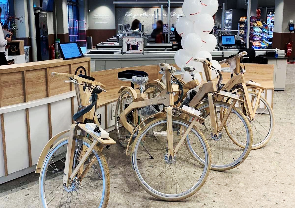 Μασούτης: 4 ηλεκτρικά, ξύλινα ποδήλατα αξίας 8.000€ στους νικητές του διαγωνισμού από τα εγκαίνια του Grand Μασούτης στη Γλυφάδα!