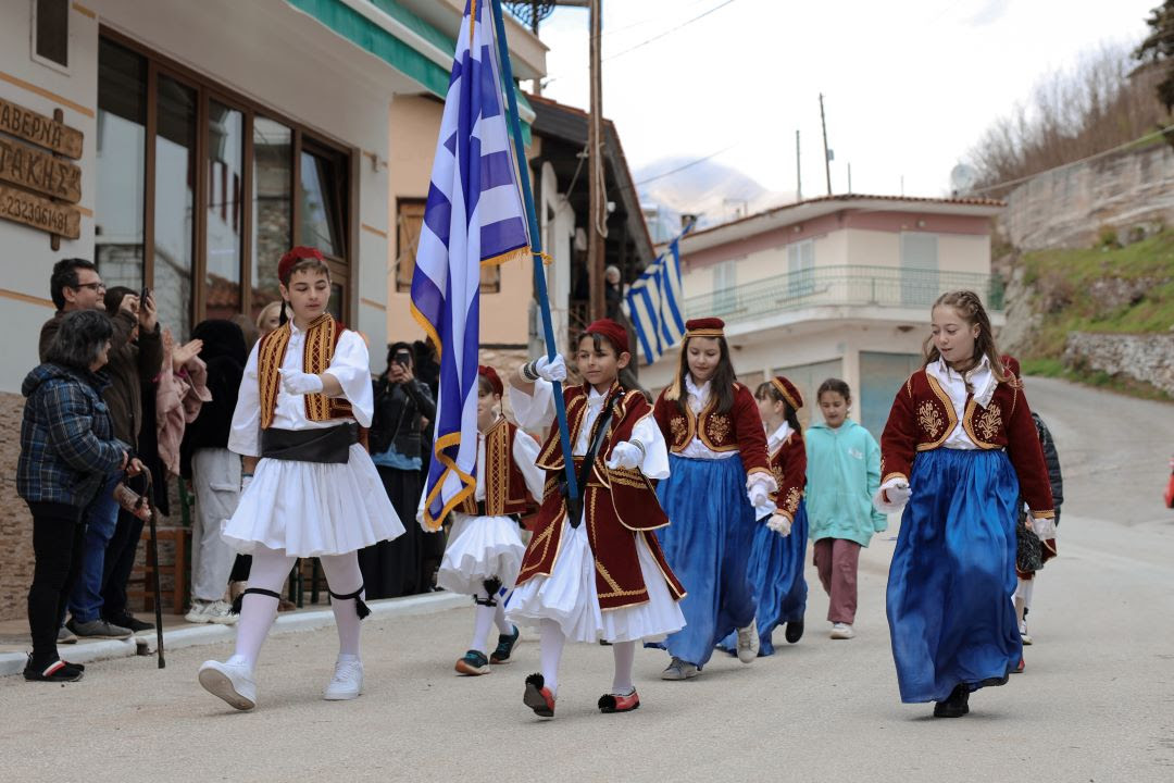 Το μήνυμα Τζιτζικώστα από το ακριτικό Αχλαδοχώρι και η παρέλαση με τους μικρούς μαθητές (ΦΩΤΟ)