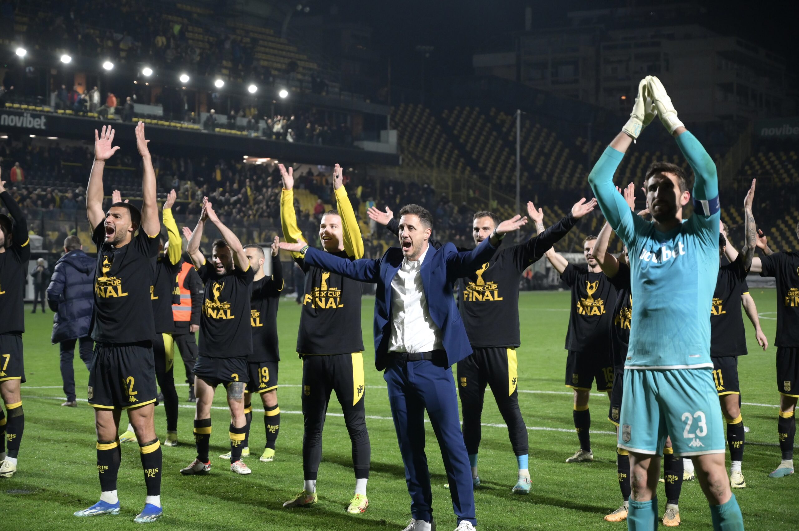 Οι παίκτες του Άρη αφιέρωσαν τη πρόκριση στον Άλκη Καμπανό (video)