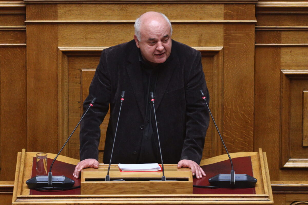 Καραθανασόπουλος: «Διαχρονικές ευθύνες οδήγησαν στο έγκλημα των Τεμπών»