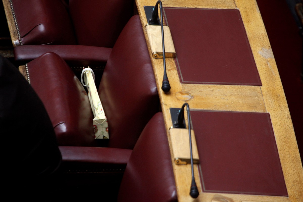 Πρόταση δυσπιστίας: Ανταλλάσσουν κείμενα ΠΑΣΟΚ-ΣΥΡΙΖΑ-Νέα Αριστερά-Πλεύση Ελευθερίας