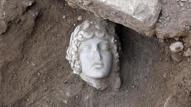 Φοιτητές του ΑΠΘ ανακάλυψαν κεφαλή αγάλματος του Απόλλωνα στους Φιλίππους
