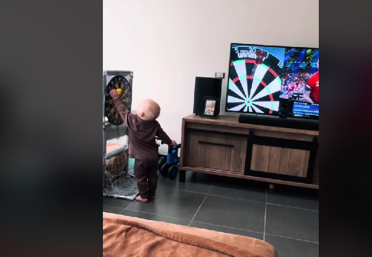 Αγοράκι 16 μηνών παίζει βελάκια σαν… επαγγελματίας – Τα βίντεο που έγιναν viral