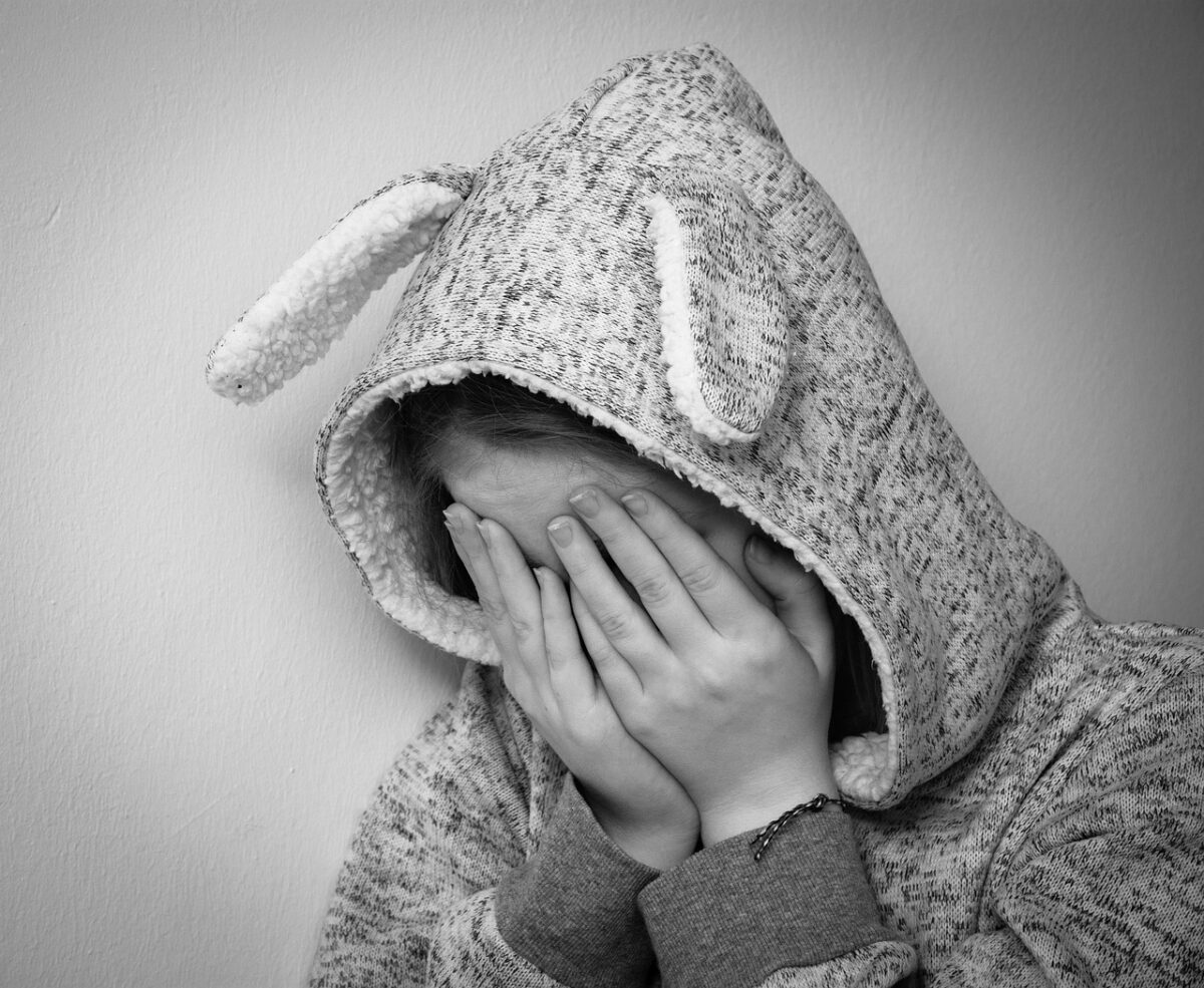 Ακραίο bullying σε 12χρονη από μαθητές που μοίραζαν φασιστικά φυλλάδια- «Σε ψάχνει όλη η Β’ Γυμνασίου» (VIDEO)