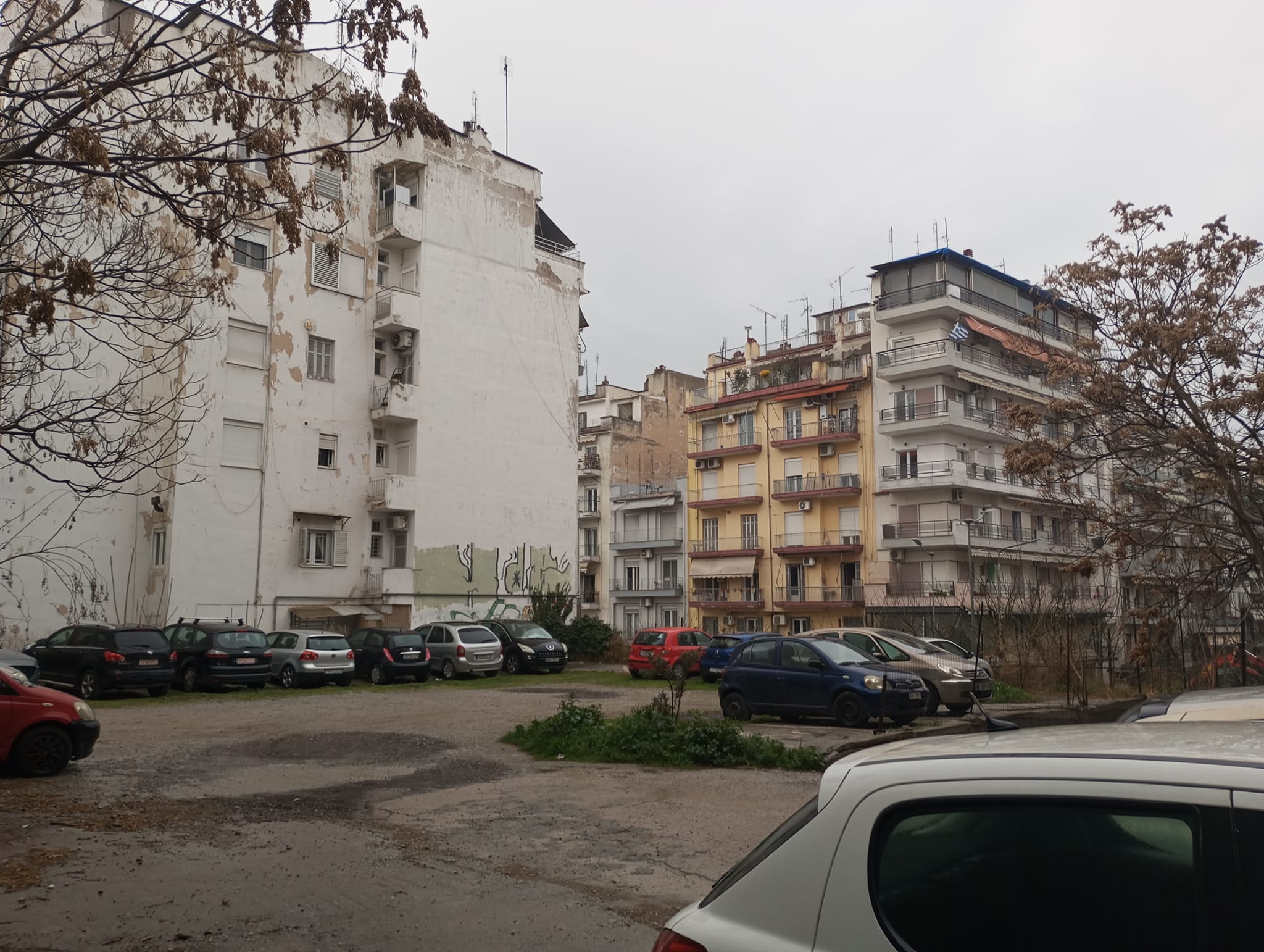 Αυτό είναι το δημοτικό οικόπεδο που έγινε παράνομο πάρκινγκ