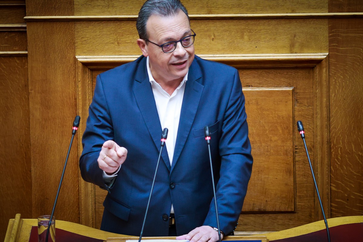 Σ. Φάμελλος: Για τα συμφέροντα λίγων κολλητών σας ποδοπατάτε τα όνειρα των νέων και το Σύνταγμα