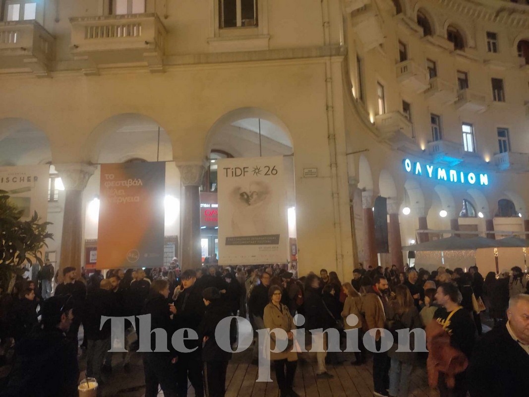 Τεταμένο κλίμα έξω από το Ολύμπιον – Αντιφασιστική πορεία στο κέντρο της Θεσσαλονίκης (ΦΩΤΟ-VIDEO)