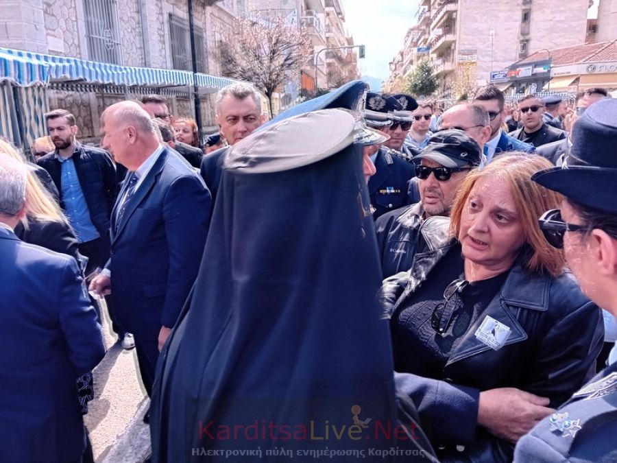 Καρδίτσα: Παρόντες στην παρέλαση και οι γονείς του Βάιου Βλάχου (VIDEO)