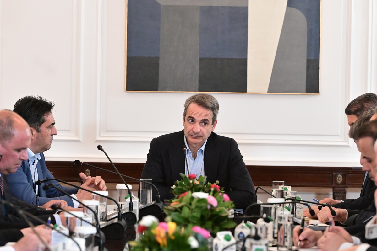 «Δρομολογήθηκε η δέσμευση για χαμηλό ηλεκτρικό ρέυμα» – Συνάντηση Μητσοτάκη με αγρότες της Θεσσαλίας (VIDEO)