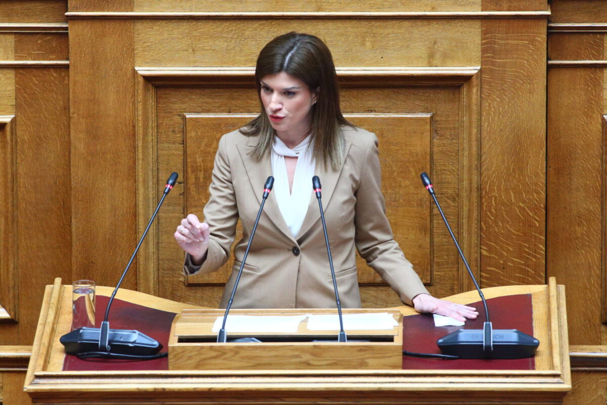 Νοτοπούλου στη Βουλή: «Πώς μπορείτε να αποφασίζετε να μη διερευνηθούν οι ευθύνες των Υπουργών σας για το έγκλημα των Τεμπών;»