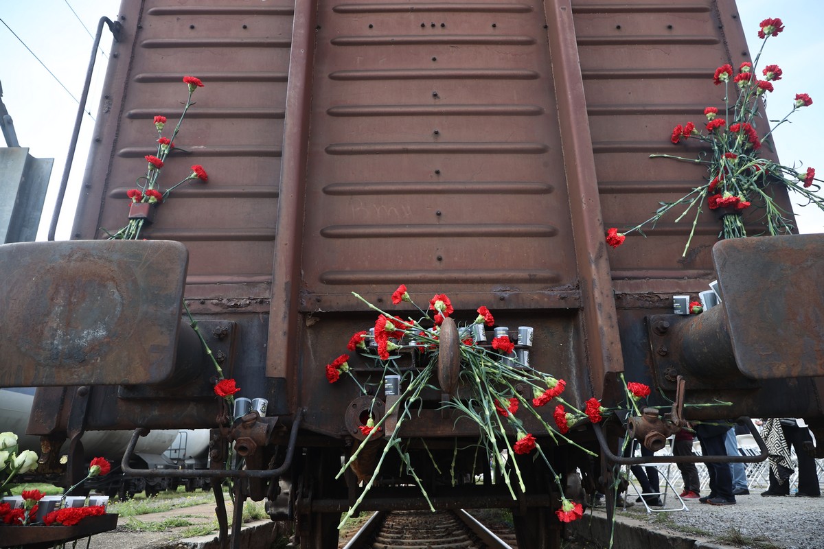 «Ποτέ Ξανά» – Λουλούδια στον Παλαιό Σιδηροδρομικό Σταθμό για τα θύματα του Ολοκαυτώματος (ΦΩΤΟ)