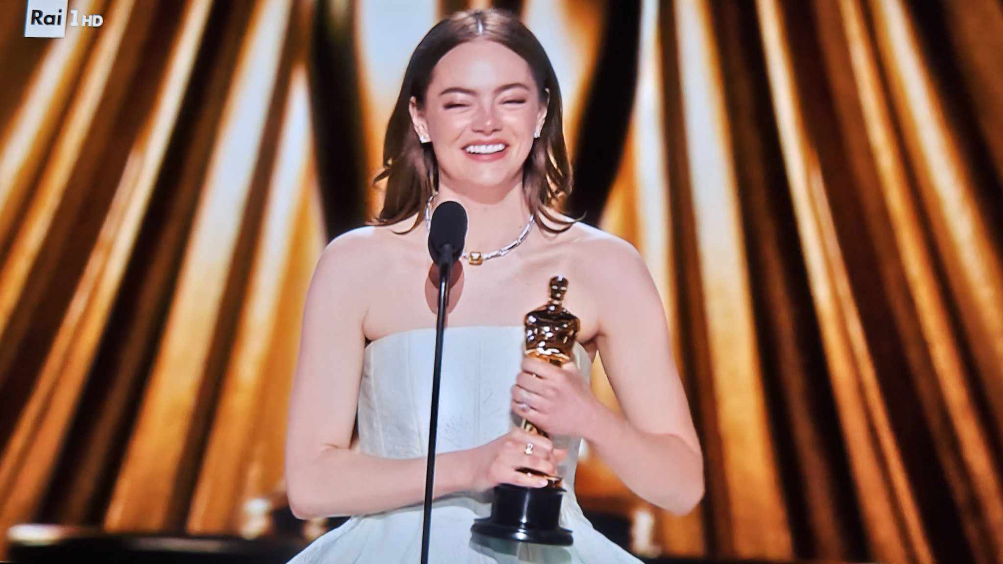 Oscars 2024: Η μεγάλη νίκη της Emma Stone με το Oscar Α’ Γυναικείου Ρόλου (VIDEO)