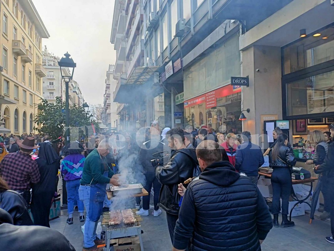 Ξέφρενο γλέντι στο κέντρο της Θεσσαλονίκης για την Τσικνοπέμπτη (ΦΩΤΟ-VIDEO)
