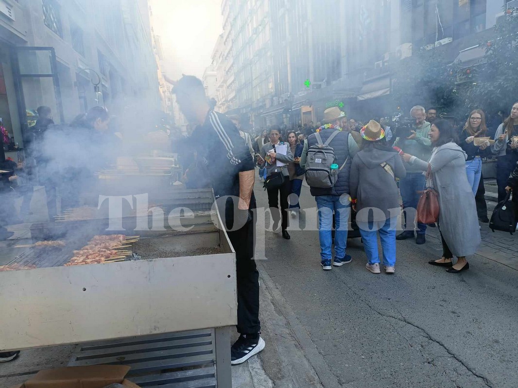Ξέφρενο γλέντι στο κέντρο της Θεσσαλονίκης για την Τσικνοπέμπτη (ΦΩΤΟ-VIDEO)