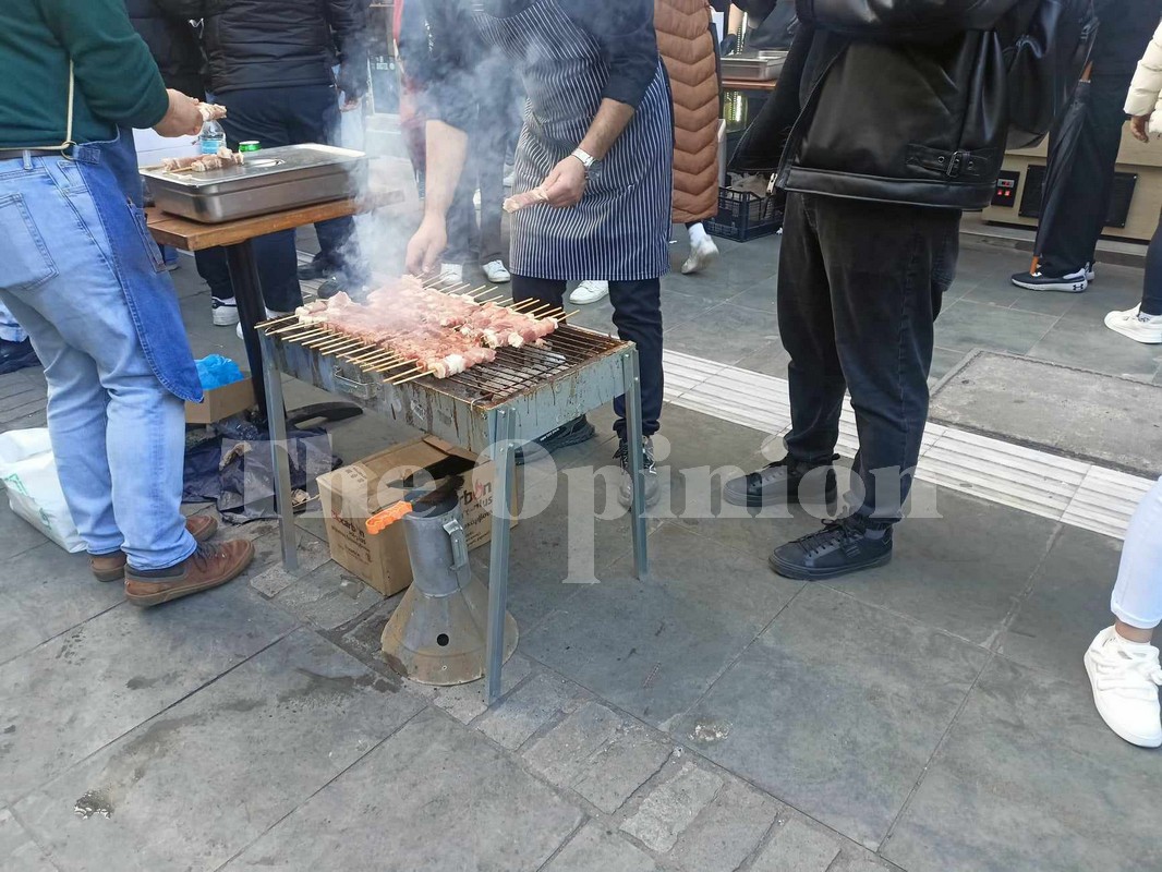 Ξέφρενο γλέντι στο κέντρο της Θεσσαλονίκης για την Τσικνοπέμπτη (ΦΩΤΟ-VIDEO)