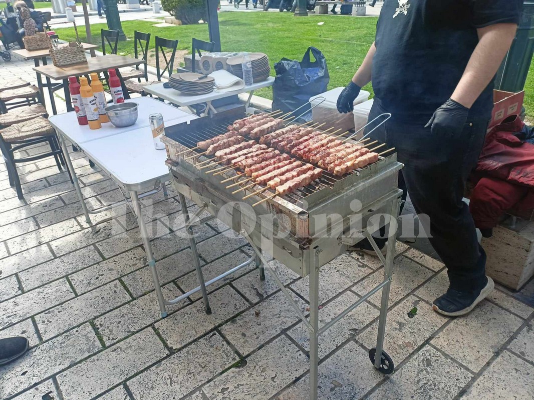 Ξέφρενο γλέντι στο κέντρο της Θεσσαλονίκης για την Τσικνοπέμπτη (ΦΩΤΟ-VIDEO)