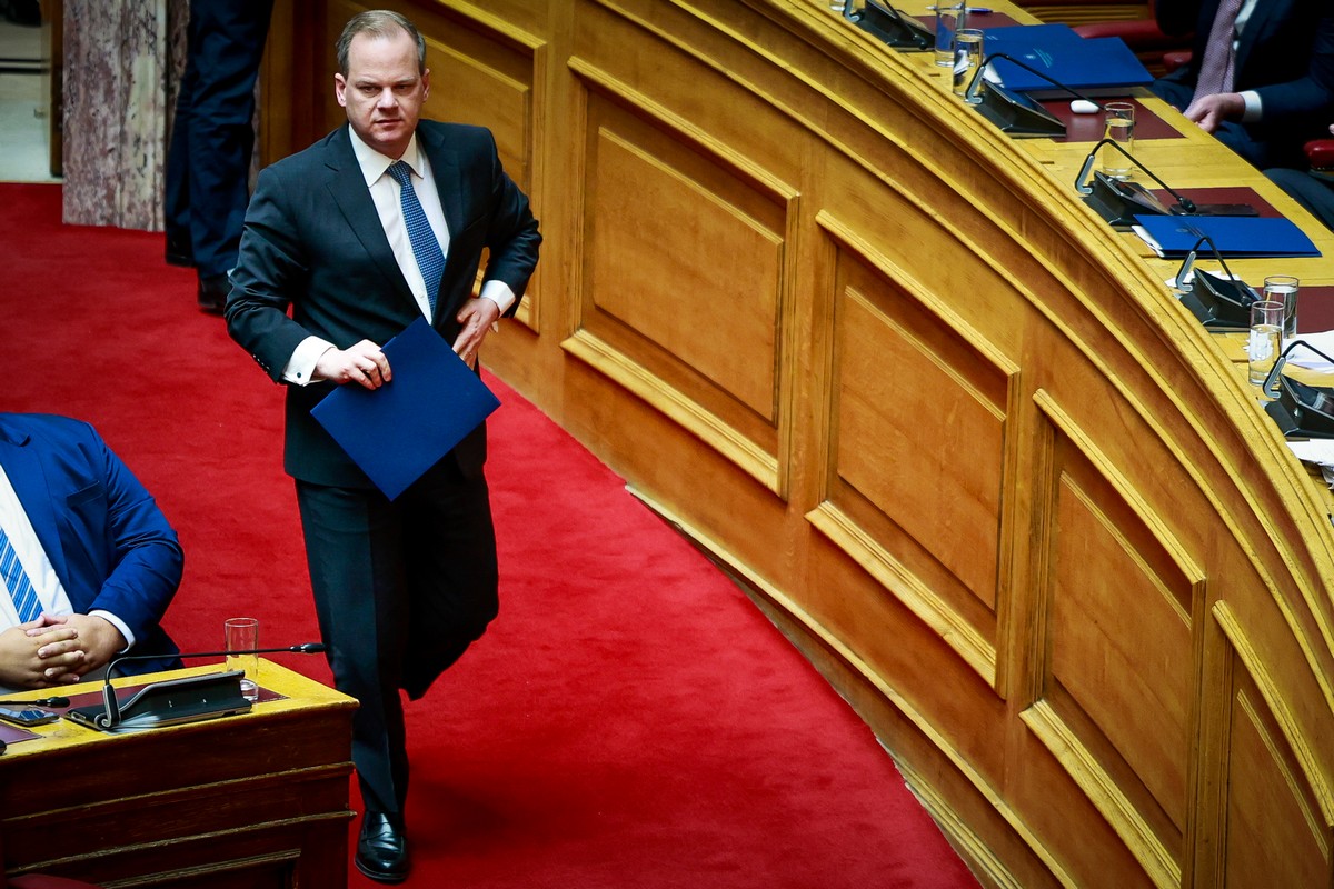 [LIVE] Χειροκροτήματα σε Καραμανλή από τους βουλευτές της ΝΔ – Οργή από Ανδρουλάκη και Κωνσταντοπούλου