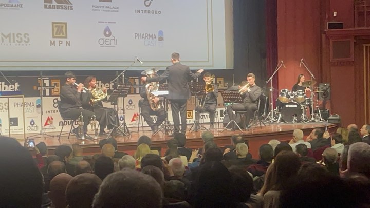 Υπό τους ήχους χάλκινων πνευστών που έπαιξαν τραγούδια συνδεμένα με την ιστορία του Άρη έκλεισε η τελετή (video)