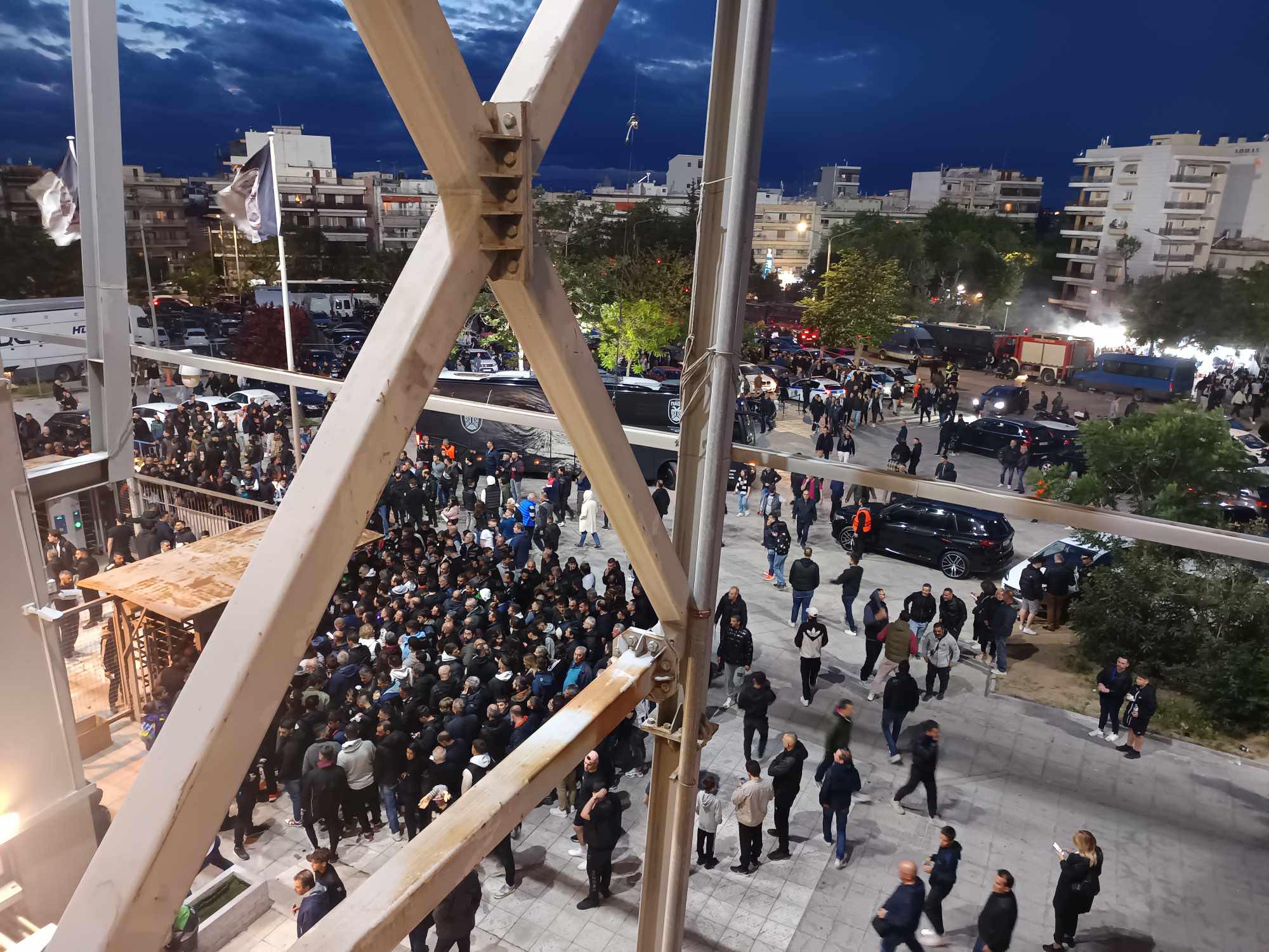 ΠΑΟΚ-Κλαμπ Μπριζ: «Ντοπάρισμα» από τον κόσμο του «Δικεφάλου» και πανζουρλισμός στην άφιξη της αποστολής (video)