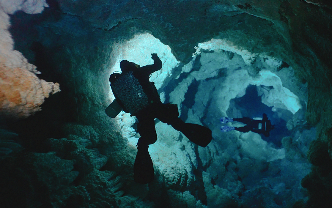«Underwonder»: Η νέα σειρά ντοκιμαντέρ της CosmoteTv που «βουτά» στα υποβρύχια σπήλαια της Ελλάδας (VIDEO)