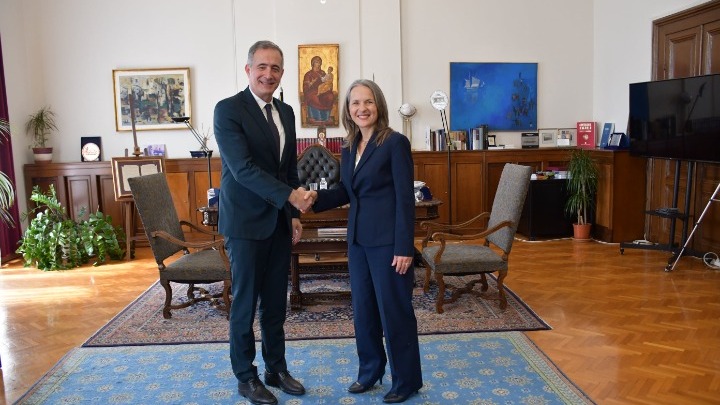 Συνάντηση Κωνσταντινίδη με την επιτετραμμένη της πρεσβείας των ΗΠΑ Μ. Όλσον