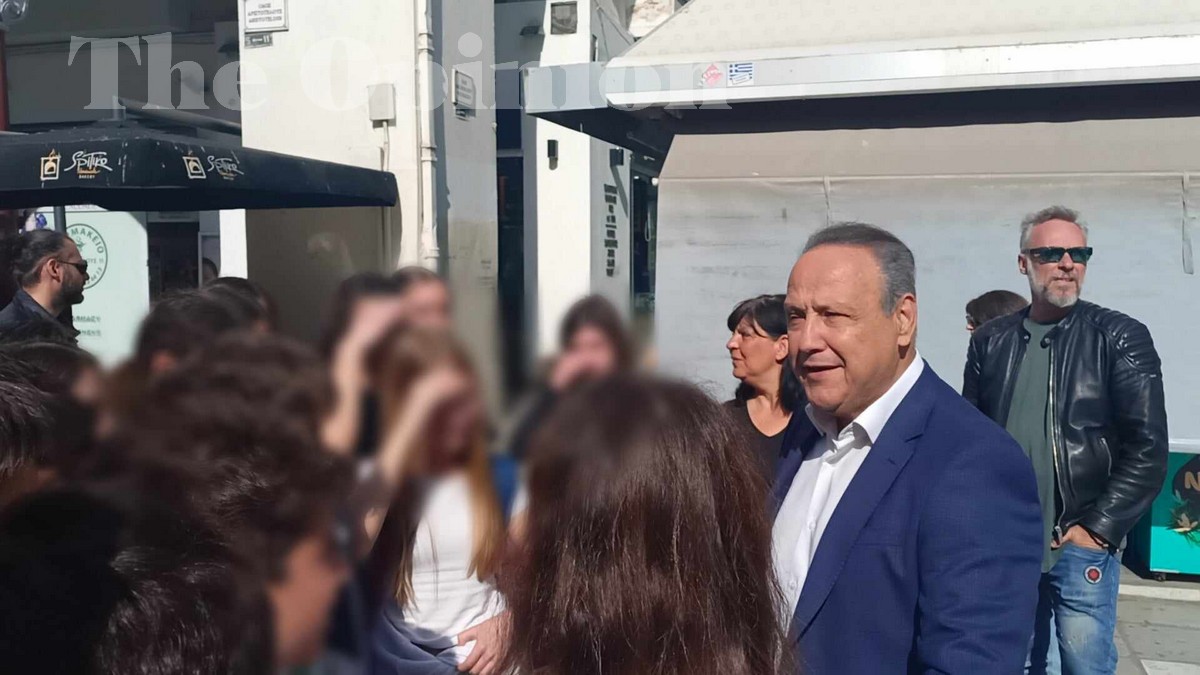 Διπλή δράση καθαρισμού και αποκατάστασης στην πλατεία Αριστοτέλους – Επί τω έργω μικροί εθελοντές (ΦΩΤΟ-VIDEO)